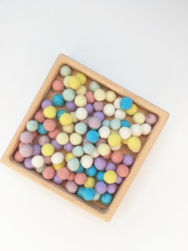 Little Ones: 100 felt balls spring colours