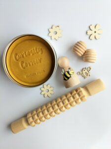 Little ones: bee sensory dough kit