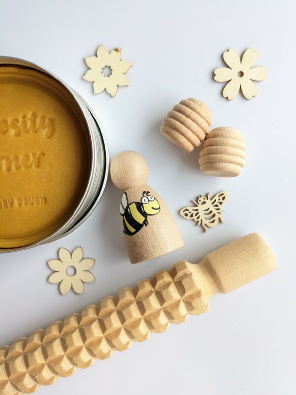 Little ones: bee sensory dough kit