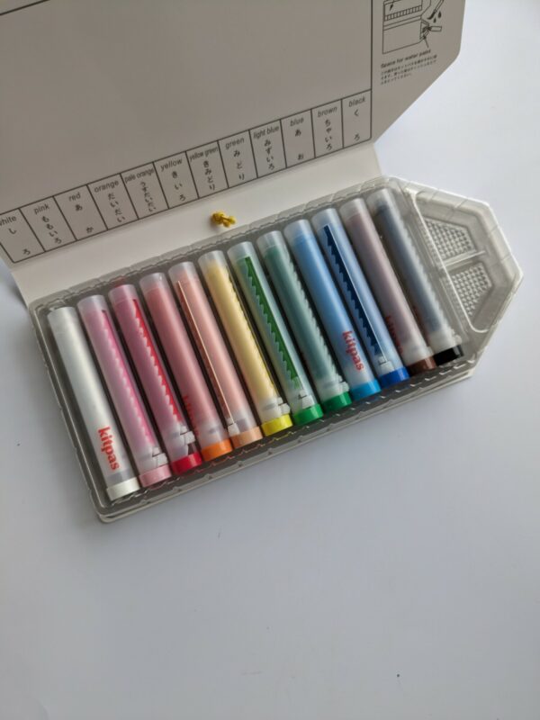 Little ones: 12 pack kitpas crayons with holder