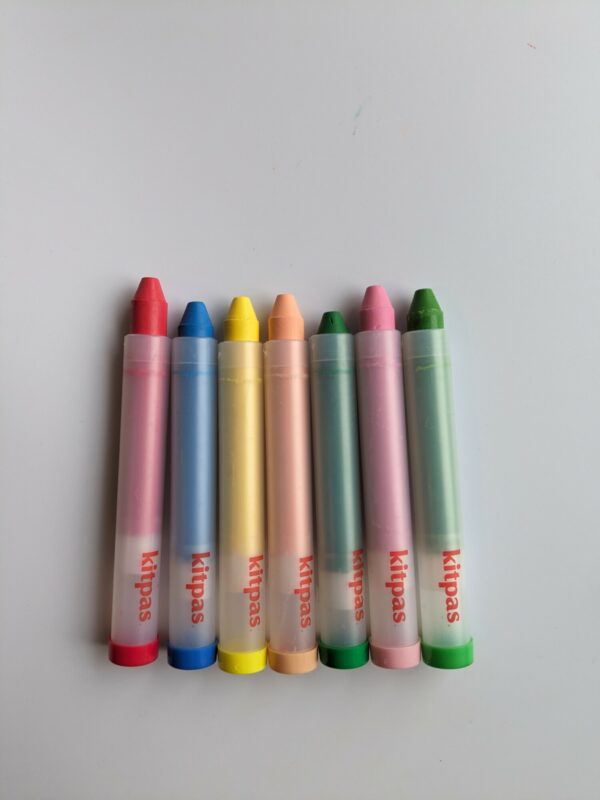 Little ones: 12 pack kitpas crayons with holder